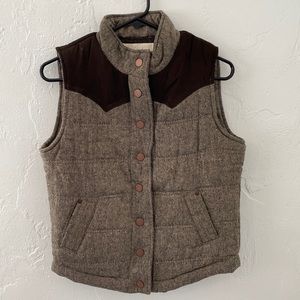 Ci Sono Brown Vest with pockets and brass snap buttons